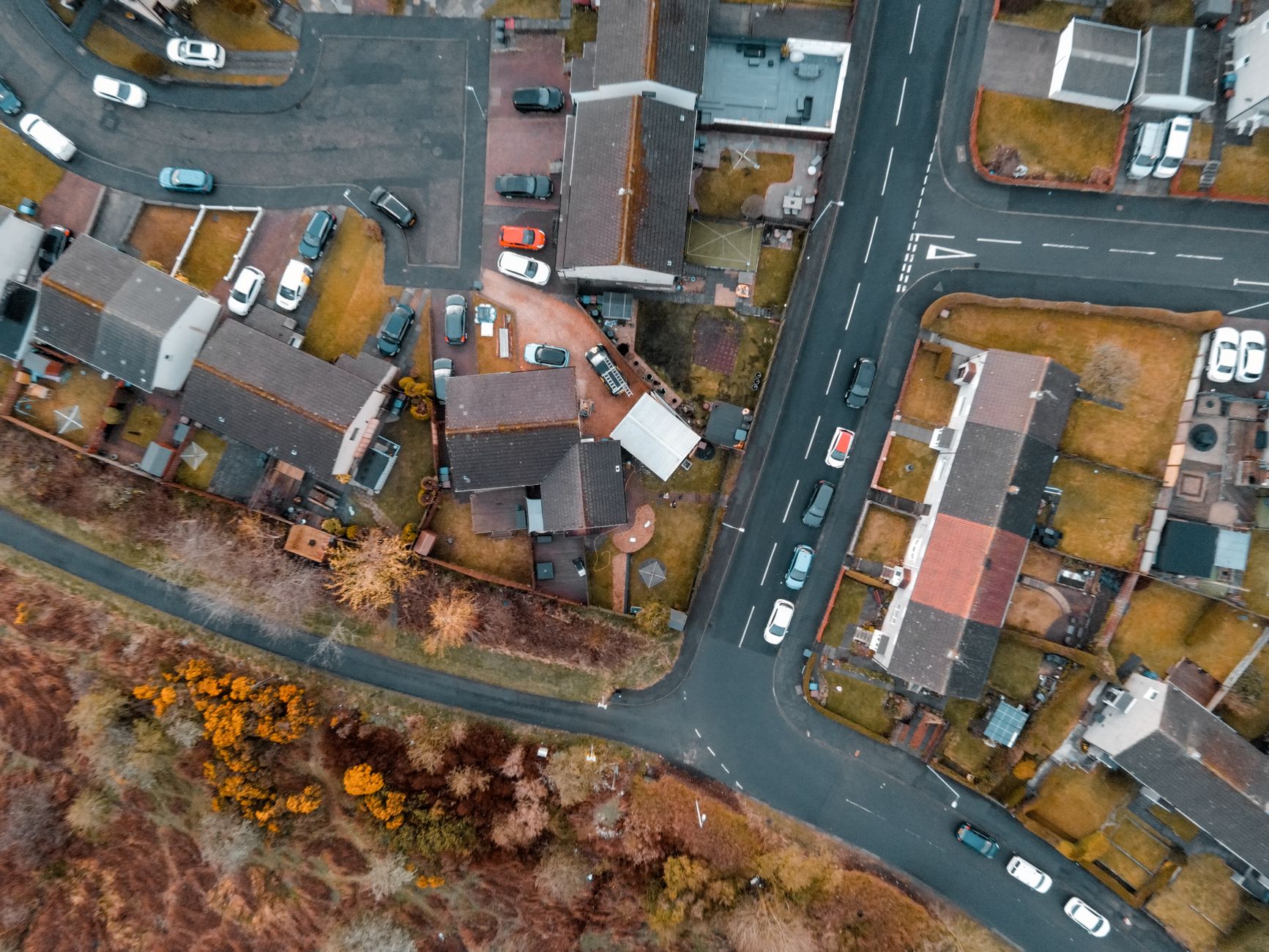 Luftfoto af et villakvarter med veje og træer